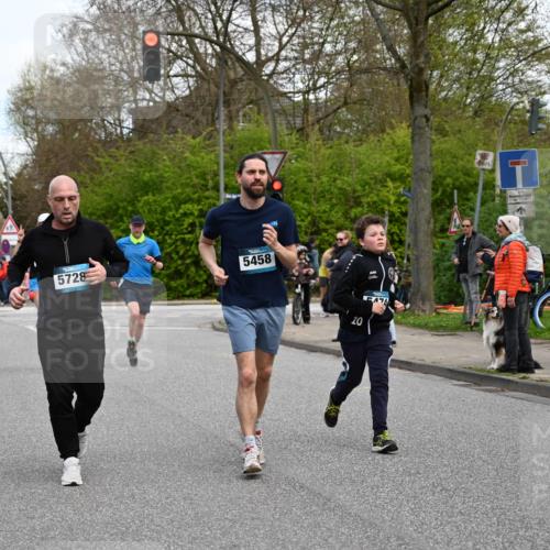 12.04.2026 - 45. Internationalen Wilhelmsburger Insellauf J. Mangold http://msf.ph/oto/9511810 12.04.2026 13:04:09 Ziel 4226, 5250, 4247, 2715, 4260, 3034, 5469, 2128, 5667, 2089, 3870, 5193, 2307, 5257, 4647, 5565, 4600, 5474, 4653, 5420, 5599, 5620, 4951, 4115, 4351, 4125, 4125, 5248, 5064, 4048, 5423, 5066, 5458, 5728, 5724, 2798, 5088, 5864, 3964, 2891 meine-sportfotos.de