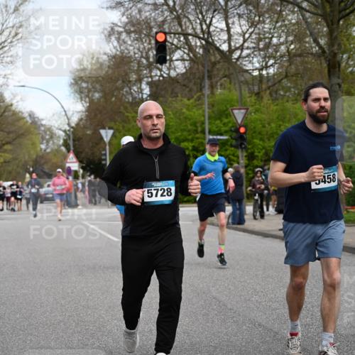 12.04.2026 - 45. Internationalen Wilhelmsburger Insellauf J. Mangold http://msf.ph/oto/9511819 12.04.2026 13:04:10 Ziel 2715, 4260, 3034, 5469, 2128, 5667, 2089, 3870, 5193, 2307, 5257, 4647, 5565, 4600, 5474, 4653, 5420, 5599, 5620, 4951, 4115, 4351, 4125, 5248, 5064, 4048, 5423, 5066, 5458, 5728, 5724, 2798, 5088, 5864, 3964, 2891, 4314, 5096, 5808, 5477 meine-sportfotos.de