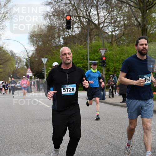 12.04.2026 - 45. Internationalen Wilhelmsburger Insellauf J. Mangold http://msf.ph/oto/9511820 12.04.2026 13:04:10 Ziel 2715, 4260, 3034, 5469, 2128, 5667, 2089, 3870, 5193, 2307, 5257, 4647, 5565, 4600, 5474, 4653, 5420, 5599, 5620, 4951, 4115, 4351, 4125, 5248, 5064, 4048, 5423, 5066, 5458, 5728, 5724, 2798, 5088, 5864, 3964, 2891, 4314, 5096, 5808, 5477 meine-sportfotos.de