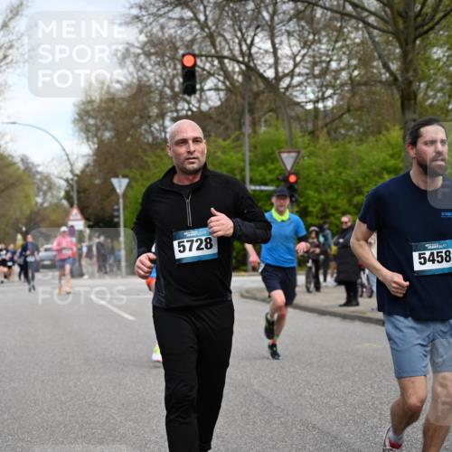 12.04.2026 - 45. Internationalen Wilhelmsburger Insellauf J. Mangold http://msf.ph/oto/9511822 12.04.2026 13:04:10 Ziel 2715, 4260, 3034, 5469, 2128, 5667, 2089, 3870, 5193, 2307, 5257, 4647, 5565, 4600, 5474, 4653, 5420, 5599, 5620, 4951, 4115, 4351, 4125, 5248, 5064, 4048, 5423, 5066, 5458, 5728, 5724, 2798, 5088, 5864, 3964, 2891, 4314, 5096, 5808, 5477 meine-sportfotos.de