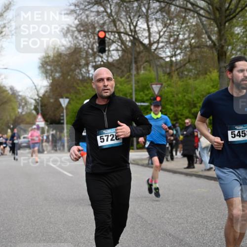 12.04.2026 - 45. Internationalen Wilhelmsburger Insellauf J. Mangold http://msf.ph/oto/9511823 12.04.2026 13:04:10 Ziel 2715, 4260, 3034, 5469, 2128, 5667, 2089, 3870, 5193, 2307, 5257, 4647, 5565, 4600, 5474, 4653, 5420, 5599, 5620, 4951, 4115, 4351, 4125, 5248, 5064, 4048, 5423, 5066, 5458, 5728, 5724, 2798, 5088, 5864, 3964, 2891, 4314, 5096, 5808, 5477 meine-sportfotos.de