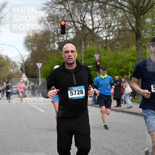 12.04.2026 - 45. Internationalen Wilhelmsburger Insellauf J. Mangold http://msf.ph/oto/9511825 12.04.2026 13:04:10 Ziel 2715, 4260, 3034, 5469, 2128, 5667, 2089, 3870, 5193, 2307, 5257, 4647, 5565, 4600, 5474, 4653, 5420, 5599, 5620, 4951, 4115, 4351, 4125, 5248, 5064, 4048, 5423, 5066, 5458, 5728, 5724, 2798, 5088, 5864, 3964, 2891, 4314, 5096, 5808, 5477 meine-sportfotos.de