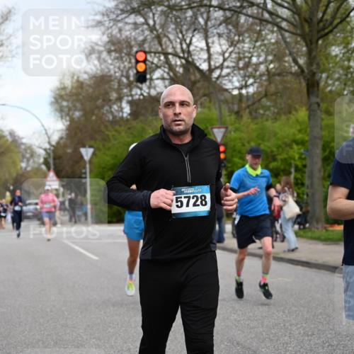 12.04.2026 - 45. Internationalen Wilhelmsburger Insellauf J. Mangold http://msf.ph/oto/9511827 12.04.2026 13:04:10 Ziel 2715, 4260, 3034, 5469, 2128, 5667, 2089, 3870, 5193, 2307, 5257, 4647, 5565, 4600, 5474, 4653, 5420, 5599, 5620, 4951, 4115, 4351, 4125, 5248, 5064, 4048, 5423, 5066, 5458, 5728, 5724, 2798, 5088, 5864, 3964, 2891, 4314, 5096, 5808, 5477 meine-sportfotos.de
