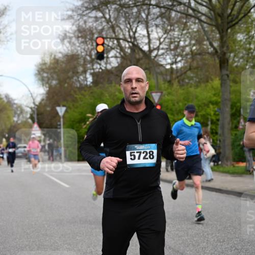 12.04.2026 - 45. Internationalen Wilhelmsburger Insellauf J. Mangold http://msf.ph/oto/9511828 12.04.2026 13:04:10 Ziel 2715, 4260, 3034, 5469, 2128, 5667, 2089, 3870, 5193, 2307, 5257, 4647, 5565, 4600, 5474, 4653, 5420, 5599, 5620, 4951, 4115, 4351, 4125, 5248, 5064, 4048, 5423, 5066, 5458, 5728, 5724, 2798, 5088, 5864, 3964, 2891, 4314, 5096, 5808, 5477 meine-sportfotos.de