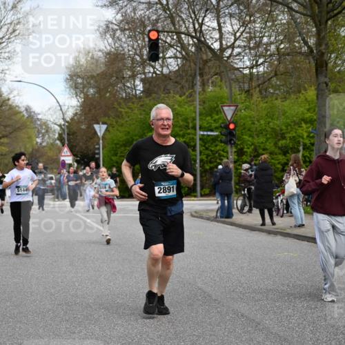 12.04.2026 - 45. Internationalen Wilhelmsburger Insellauf J. Mangold http://msf.ph/oto/9511886 12.04.2026 13:04:30 Ziel 4951, 4115, 4351, 4125, 5248, 5064, 4048, 5423, 5066, 5458, 5728, 5724, 2798, 5088, 5864, 3964, 2891, 4314, 5096, 5808, 5477, 3068, 5144, 5002, 5002, 5427, 4610, 5128, 5098, 5235, 5234, 5504, 2139, 3001, 2443, 5862, 5110, 4892 meine-sportfotos.de