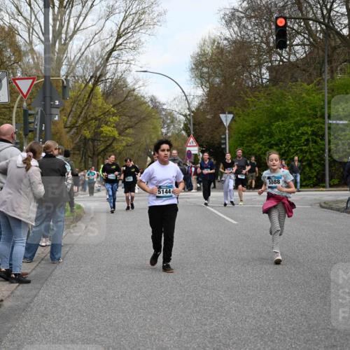 12.04.2026 - 45. Internationalen Wilhelmsburger Insellauf J. Mangold http://msf.ph/oto/9511892 12.04.2026 13:04:31 Ziel 4351, 4125, 5248, 5064, 4048, 5423, 5066, 5458, 5728, 5724, 2798, 5088, 5864, 3964, 2891, 4314, 5096, 5808, 5477, 3068, 5144, 5002, 5427, 5427, 4610, 5128, 5098, 5235, 5234, 5504, 2139, 3001, 2443, 5862, 5110, 4892 meine-sportfotos.de