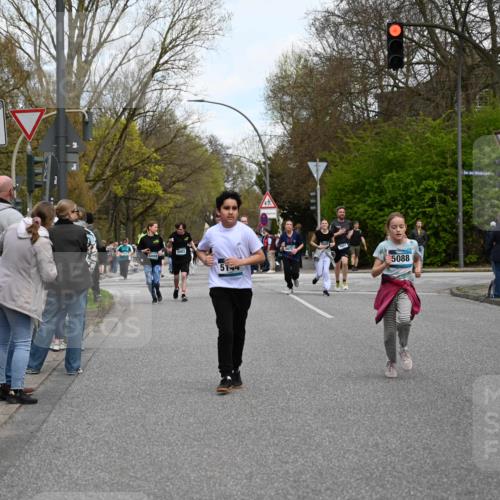12.04.2026 - 45. Internationalen Wilhelmsburger Insellauf J. Mangold http://msf.ph/oto/9511894 12.04.2026 13:04:31 Ziel 4351, 4125, 5248, 5064, 4048, 5423, 5066, 5458, 5728, 5724, 2798, 5088, 5864, 3964, 2891, 4314, 5096, 5808, 5477, 3068, 5144, 5002, 5427, 5427, 4610, 5128, 5098, 5235, 5234, 5504, 2139, 3001, 2443, 5862, 5110, 4892 meine-sportfotos.de