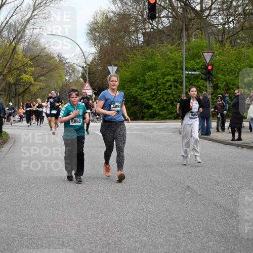 12.04.2026 - 45. Internationalen Wilhelmsburger Insellauf J. Mangold http://msf.ph/oto/9511986 12.04.2026 13:04:47 Ziel 5724, 2798, 5088, 5864, 3964, 2891, 4314, 5096, 5808, 5477, 3068, 5144, 5002, 5427, 4610, 5128, 5098, 5235, 5234, 5504, 2139, 3001, 2443, 5862, 5110, 4892, 5752, 3817, 5580, 2433, 5102, 5295, 3025, 3030, 5476, 4105, 3934 meine-sportfotos.de