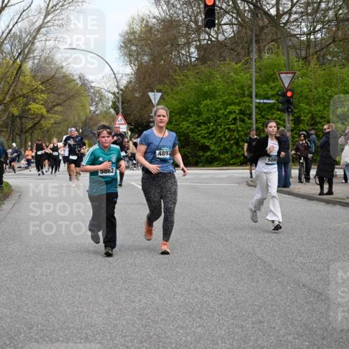 12.04.2026 - 45. Internationalen Wilhelmsburger Insellauf J. Mangold http://msf.ph/oto/9511987 12.04.2026 13:04:47 Ziel 5724, 2798, 5088, 5864, 3964, 2891, 4314, 5096, 5808, 5477, 3068, 5144, 5002, 5427, 4610, 5128, 5098, 5235, 5234, 5504, 2139, 3001, 2443, 5862, 5110, 4892, 5752, 3817, 5580, 2433, 5102, 5295, 3025, 3030, 5476, 4105, 3934 meine-sportfotos.de