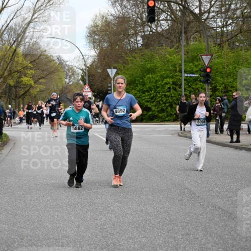 12.04.2026 - 45. Internationalen Wilhelmsburger Insellauf J. Mangold http://msf.ph/oto/9511989 12.04.2026 13:04:47 Ziel 5724, 2798, 5088, 5864, 3964, 2891, 4314, 5096, 5808, 5477, 3068, 5144, 5002, 5427, 4610, 5128, 5098, 5235, 5234, 5504, 2139, 3001, 2443, 5862, 5110, 4892, 5752, 3817, 5580, 2433, 5102, 5295, 3025, 3030, 5476, 4105, 3934 meine-sportfotos.de