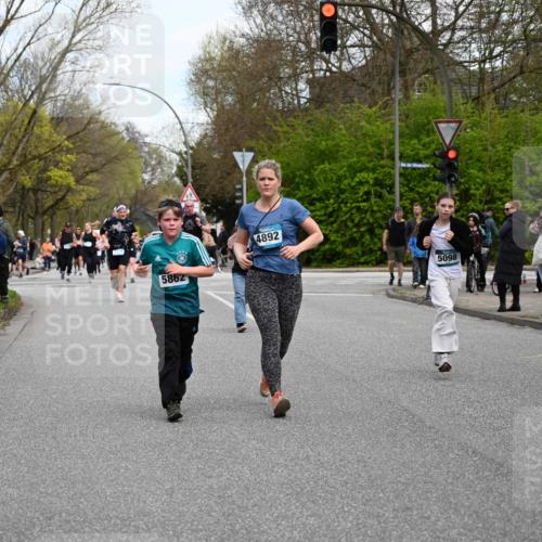 12.04.2026 - 45. Internationalen Wilhelmsburger Insellauf J. Mangold http://msf.ph/oto/9511991 12.04.2026 13:04:47 Ziel 5724, 2798, 5088, 5864, 3964, 2891, 4314, 5096, 5808, 5477, 3068, 5144, 5002, 5427, 4610, 5128, 5098, 5235, 5234, 5504, 2139, 3001, 2443, 5862, 5110, 4892, 5752, 3817, 5580, 2433, 5102, 5295, 3025, 3030, 5476, 4105, 3934 meine-sportfotos.de