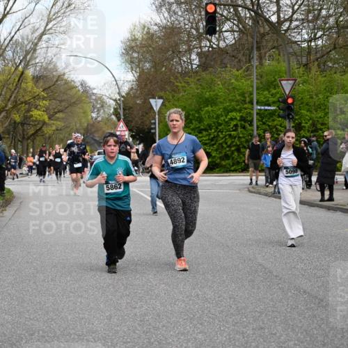 12.04.2026 - 45. Internationalen Wilhelmsburger Insellauf J. Mangold http://msf.ph/oto/9511992 12.04.2026 13:04:47 Ziel 5724, 2798, 5088, 5864, 3964, 2891, 4314, 5096, 5808, 5477, 3068, 5144, 5002, 5427, 4610, 5128, 5098, 5235, 5234, 5504, 2139, 3001, 2443, 5862, 5110, 4892, 5752, 3817, 5580, 2433, 5102, 5295, 3025, 3030, 5476, 4105, 3934 meine-sportfotos.de