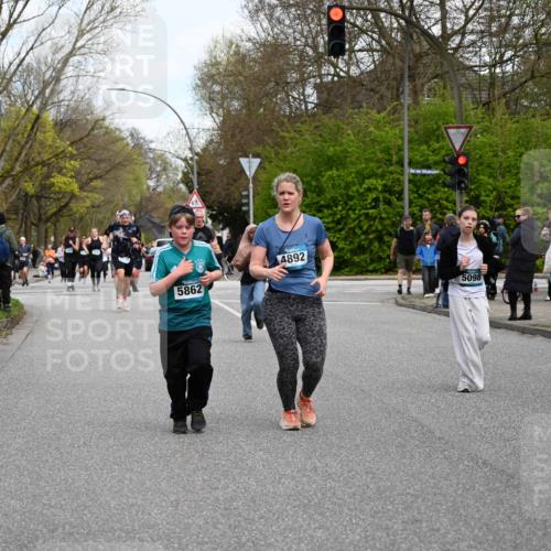 12.04.2026 - 45. Internationalen Wilhelmsburger Insellauf J. Mangold http://msf.ph/oto/9511993 12.04.2026 13:04:48 Ziel 5724, 2798, 5088, 5864, 3964, 2891, 4314, 5096, 5808, 5477, 3068, 5144, 5002, 5427, 4610, 5128, 5098, 5235, 5234, 5504, 2139, 3001, 2443, 5862, 5110, 4892, 5752, 3817, 5580, 2433, 5102, 5295, 3025, 3030, 5476, 4105, 3934 meine-sportfotos.de