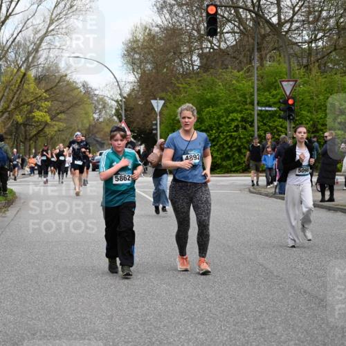 12.04.2026 - 45. Internationalen Wilhelmsburger Insellauf J. Mangold http://msf.ph/oto/9511994 12.04.2026 13:04:48 Ziel 5724, 2798, 5088, 5864, 3964, 2891, 4314, 5096, 5808, 5477, 3068, 5144, 5002, 5427, 4610, 5128, 5098, 5235, 5234, 5504, 2139, 3001, 2443, 5862, 5110, 4892, 5752, 3817, 5580, 2433, 5102, 5295, 3025, 3030, 5476, 4105, 3934 meine-sportfotos.de