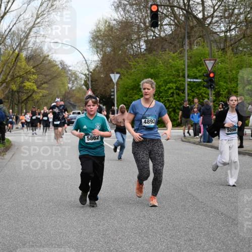 12.04.2026 - 45. Internationalen Wilhelmsburger Insellauf J. Mangold http://msf.ph/oto/9511997 12.04.2026 13:04:48 Ziel 5724, 2798, 5088, 5864, 3964, 2891, 4314, 5096, 5808, 5477, 3068, 5144, 5002, 5427, 4610, 5128, 5098, 5235, 5234, 5504, 2139, 3001, 2443, 5862, 5110, 4892, 5752, 3817, 5580, 2433, 5102, 5295, 3025, 3030, 5476, 4105, 3934 meine-sportfotos.de