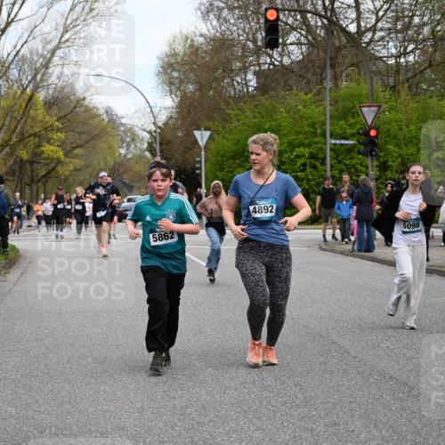 12.04.2026 - 45. Internationalen Wilhelmsburger Insellauf J. Mangold http://msf.ph/oto/9511998 12.04.2026 13:04:48 Ziel 5724, 2798, 5088, 5864, 3964, 2891, 4314, 5096, 5808, 5477, 3068, 5144, 5002, 5427, 4610, 5128, 5098, 5235, 5234, 5504, 2139, 3001, 2443, 5862, 5110, 4892, 5752, 3817, 5580, 2433, 5102, 5295, 3025, 3030, 5476, 4105, 3934 meine-sportfotos.de