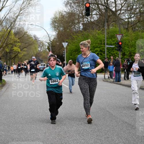 12.04.2026 - 45. Internationalen Wilhelmsburger Insellauf J. Mangold http://msf.ph/oto/9512000 12.04.2026 13:04:48 Ziel 5724, 2798, 5088, 5864, 3964, 2891, 4314, 5096, 5808, 5477, 3068, 5144, 5002, 5427, 4610, 5128, 5098, 5235, 5234, 5504, 2139, 3001, 2443, 5862, 5110, 4892, 5752, 3817, 5580, 2433, 5102, 5295, 3025, 3030, 5476, 4105, 3934 meine-sportfotos.de