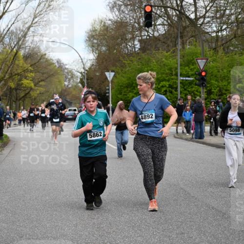 12.04.2026 - 45. Internationalen Wilhelmsburger Insellauf J. Mangold http://msf.ph/oto/9512001 12.04.2026 13:04:48 Ziel 5724, 2798, 5088, 5864, 3964, 2891, 4314, 5096, 5808, 5477, 3068, 5144, 5002, 5427, 4610, 5128, 5098, 5235, 5234, 5504, 2139, 3001, 2443, 5862, 5110, 4892, 5752, 3817, 5580, 2433, 5102, 5295, 3025, 3030, 5476, 4105, 3934 meine-sportfotos.de