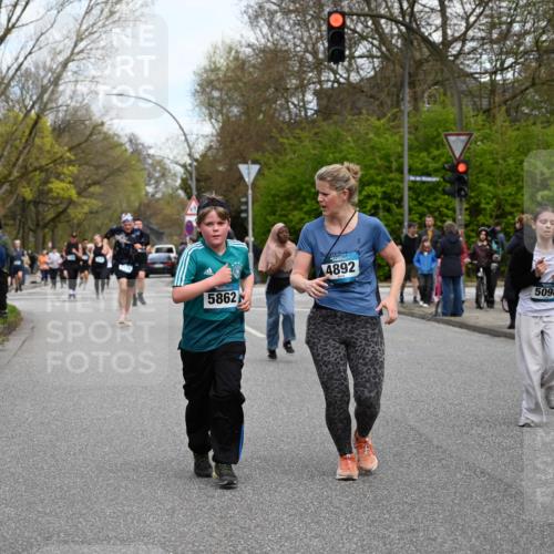 12.04.2026 - 45. Internationalen Wilhelmsburger Insellauf J. Mangold http://msf.ph/oto/9512002 12.04.2026 13:04:48 Ziel 5724, 2798, 5088, 5864, 3964, 2891, 4314, 5096, 5808, 5477, 3068, 5144, 5002, 5427, 4610, 5128, 5098, 5235, 5234, 5504, 2139, 3001, 2443, 5862, 5110, 4892, 5752, 3817, 5580, 2433, 5102, 5295, 3025, 3030, 5476, 4105, 3934 meine-sportfotos.de