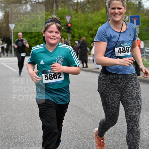 12.04.2026 - 45. Internationalen Wilhelmsburger Insellauf J. Mangold http://msf.ph/oto/9512005 12.04.2026 13:04:50 Ziel 5088, 5864, 3964, 2891, 4314, 5096, 5808, 5477, 3068, 5144, 5002, 5427, 4610, 5128, 5098, 5235, 5234, 5504, 2139, 5504, 2139, 3001, 2443, 5862, 5110, 4892, 5752, 3817, 5580, 2433, 5102, 5295, 3025, 3030, 5476, 4105, 3934 meine-sportfotos.de