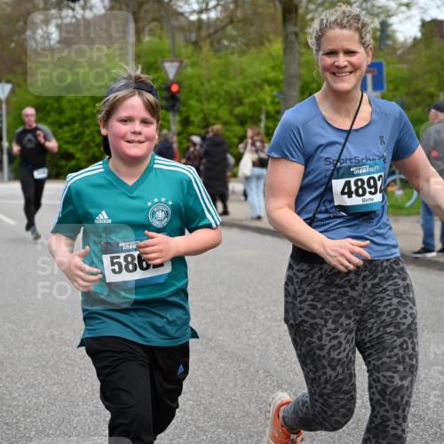 12.04.2026 - 45. Internationalen Wilhelmsburger Insellauf J. Mangold http://msf.ph/oto/9512006 12.04.2026 13:04:50 Ziel 5088, 5864, 3964, 2891, 4314, 5096, 5808, 5477, 3068, 5144, 5002, 5427, 4610, 5128, 5098, 5235, 5234, 5504, 2139, 5504, 2139, 3001, 2443, 5862, 5110, 4892, 5752, 3817, 5580, 2433, 5102, 5295, 3025, 3030, 5476, 4105, 3934 meine-sportfotos.de