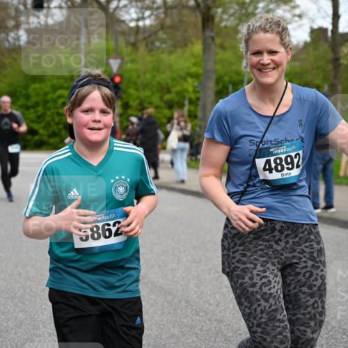 12.04.2026 - 45. Internationalen Wilhelmsburger Insellauf J. Mangold http://msf.ph/oto/9512007 12.04.2026 13:04:50 Ziel 5088, 5864, 3964, 2891, 4314, 5096, 5808, 5477, 3068, 5144, 5002, 5427, 4610, 5128, 5098, 5235, 5234, 5504, 2139, 5504, 2139, 3001, 2443, 5862, 5110, 4892, 5752, 3817, 5580, 2433, 5102, 5295, 3025, 3030, 5476, 4105, 3934 meine-sportfotos.de