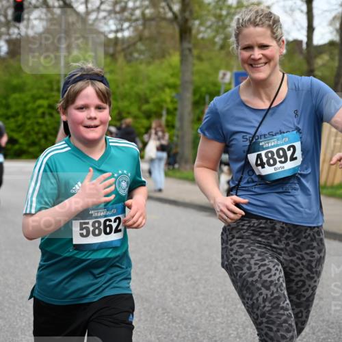 12.04.2026 - 45. Internationalen Wilhelmsburger Insellauf J. Mangold http://msf.ph/oto/9512008 12.04.2026 13:04:50 Ziel 5088, 5864, 3964, 2891, 4314, 5096, 5808, 5477, 3068, 5144, 5002, 5427, 4610, 5128, 5098, 5235, 5234, 5504, 2139, 5504, 2139, 3001, 2443, 5862, 5110, 4892, 5752, 3817, 5580, 2433, 5102, 5295, 3025, 3030, 5476, 4105, 3934 meine-sportfotos.de