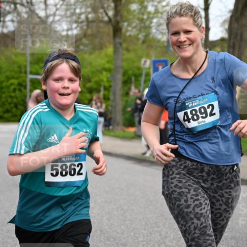 12.04.2026 - 45. Internationalen Wilhelmsburger Insellauf J. Mangold http://msf.ph/oto/9512009 12.04.2026 13:04:50 Ziel 5088, 5864, 3964, 2891, 4314, 5096, 5808, 5477, 3068, 5144, 5002, 5427, 4610, 5128, 5098, 5235, 5234, 5504, 2139, 5504, 2139, 3001, 2443, 5862, 5110, 4892, 5752, 3817, 5580, 2433, 5102, 5295, 3025, 3030, 5476, 4105, 3934 meine-sportfotos.de