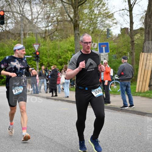 12.04.2026 - 45. Internationalen Wilhelmsburger Insellauf J. Mangold http://msf.ph/oto/9512023 12.04.2026 13:04:53 Ziel 5088, 5864, 3964, 2891, 4314, 5096, 5808, 5477, 3068, 5144, 5002, 5427, 4610, 5128, 5098, 5235, 5234, 5504, 2139, 3001, 2443, 5862, 5110, 4892, 5862, 5110, 4892, 5752, 3817, 5580, 2433, 5102, 5102, 5295, 3025, 3030, 5476, 4105, 3934, 5597, 5249, 5263, 5414 meine-sportfotos.de