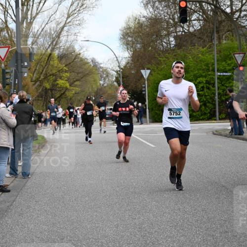 12.04.2026 - 45. Internationalen Wilhelmsburger Insellauf J. Mangold http://msf.ph/oto/9512037 12.04.2026 13:04:55 Ziel 5864, 3964, 2891, 4314, 5096, 5808, 5477, 3068, 5144, 5002, 5427, 4610, 5128, 5098, 5235, 5234, 5504, 2139, 3001, 2443, 5862, 5110, 4892, 5752, 3817, 5580, 2433, 5102, 5295, 3025, 3030, 5476, 4105, 3934, 5597, 5249, 5263, 5414 meine-sportfotos.de
