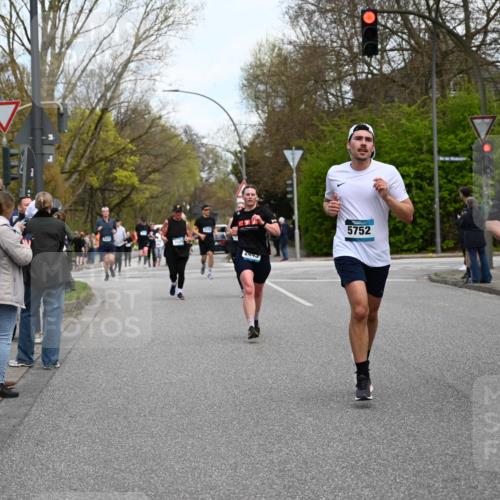 12.04.2026 - 45. Internationalen Wilhelmsburger Insellauf J. Mangold http://msf.ph/oto/9512038 12.04.2026 13:04:55 Ziel 5864, 3964, 2891, 4314, 5096, 5808, 5477, 3068, 5144, 5002, 5427, 4610, 5128, 5098, 5235, 5234, 5504, 2139, 3001, 2443, 5862, 5110, 4892, 5752, 3817, 5580, 2433, 5102, 5295, 3025, 3030, 5476, 4105, 3934, 5597, 5249, 5263, 5414 meine-sportfotos.de