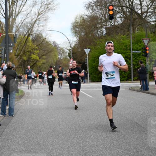 12.04.2026 - 45. Internationalen Wilhelmsburger Insellauf J. Mangold http://msf.ph/oto/9512039 12.04.2026 13:04:55 Ziel 5864, 3964, 2891, 4314, 5096, 5808, 5477, 3068, 5144, 5002, 5427, 4610, 5128, 5098, 5235, 5234, 5504, 2139, 3001, 2443, 5862, 5110, 4892, 5752, 3817, 5580, 2433, 5102, 5295, 3025, 3030, 5476, 4105, 3934, 5597, 5249, 5263, 5414 meine-sportfotos.de