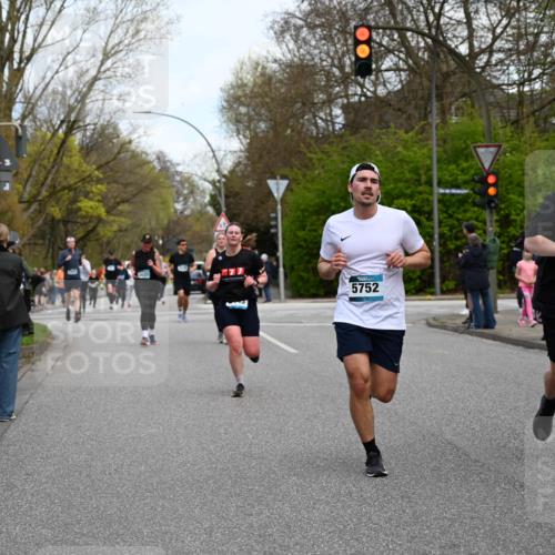 12.04.2026 - 45. Internationalen Wilhelmsburger Insellauf J. Mangold http://msf.ph/oto/9512040 12.04.2026 13:04:55 Ziel 5864, 3964, 2891, 4314, 5096, 5808, 5477, 3068, 5144, 5002, 5427, 4610, 5128, 5098, 5235, 5234, 5504, 2139, 3001, 2443, 5862, 5110, 4892, 5752, 3817, 5580, 2433, 5102, 5295, 3025, 3030, 5476, 4105, 3934, 5597, 5249, 5263, 5414 meine-sportfotos.de