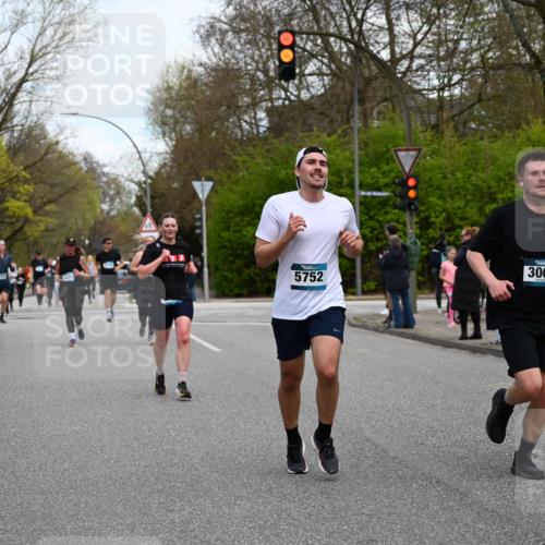 12.04.2026 - 45. Internationalen Wilhelmsburger Insellauf J. Mangold http://msf.ph/oto/9512042 12.04.2026 13:04:55 Ziel 5864, 3964, 2891, 4314, 5096, 5808, 5477, 3068, 5144, 5002, 5427, 4610, 5128, 5098, 5235, 5234, 5504, 2139, 3001, 2443, 5862, 5110, 4892, 5752, 3817, 5580, 2433, 5102, 5295, 3025, 3030, 5476, 4105, 3934, 5597, 5249, 5263, 5414 meine-sportfotos.de