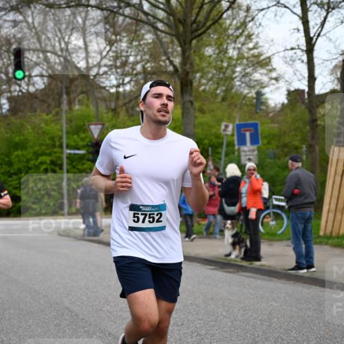 12.04.2026 - 45. Internationalen Wilhelmsburger Insellauf J. Mangold http://msf.ph/oto/9512055 12.04.2026 13:04:57 Ziel 5864, 3964, 2891, 4314, 5096, 5808, 5477, 3068, 5144, 5002, 5427, 4610, 5128, 5098, 5235, 5234, 5504, 2139, 3001, 2443, 5862, 5110, 4892, 5752, 3817, 5580, 2433, 5102, 5295, 3025, 3030, 5476, 4105, 3934, 5597, 5249, 5263, 5414, 4126, 3782, 3164 meine-sportfotos.de