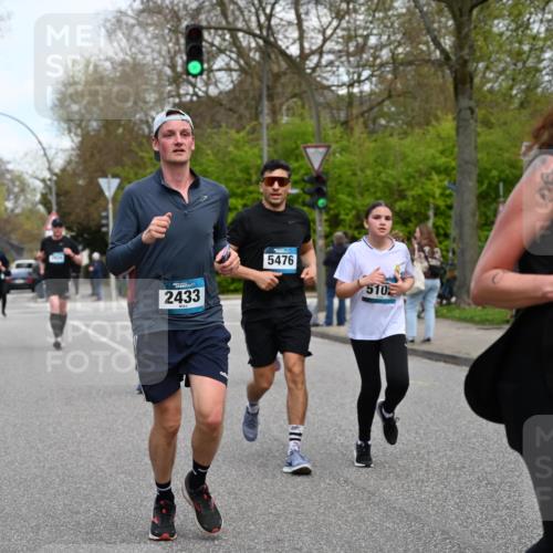 12.04.2026 - 45. Internationalen Wilhelmsburger Insellauf J. Mangold http://msf.ph/oto/9512085 12.04.2026 13:05:04 Ziel 5144, 5002, 5427, 4610, 5128, 5098, 5235, 5234, 5504, 2139, 3001, 2443, 5862, 5110, 4892, 5752, 3817, 5580, 2433, 2433, 5102, 5295, 3025, 3030, 5476, 4105, 3934, 5597, 5249, 5263, 5263, 5414, 4126, 3782, 3164, 4452, 4775, 5486, 4619, 3316 meine-sportfotos.de