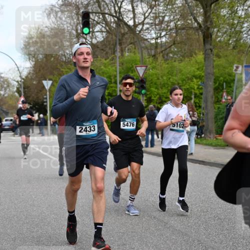 12.04.2026 - 45. Internationalen Wilhelmsburger Insellauf J. Mangold http://msf.ph/oto/9512086 12.04.2026 13:05:04 Ziel 5144, 5002, 5427, 4610, 5128, 5098, 5235, 5234, 5504, 2139, 3001, 2443, 5862, 5110, 4892, 5752, 3817, 5580, 2433, 2433, 5102, 5295, 3025, 3030, 5476, 4105, 3934, 5597, 5249, 5263, 5263, 5414, 4126, 3782, 3164, 4452, 4775, 5486, 4619, 3316 meine-sportfotos.de