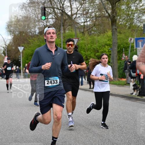 12.04.2026 - 45. Internationalen Wilhelmsburger Insellauf J. Mangold http://msf.ph/oto/9512088 12.04.2026 13:05:05 Ziel 5002, 5427, 4610, 5128, 5098, 5235, 5234, 5504, 2139, 3001, 2443, 5862, 5110, 4892, 5752, 3817, 5580, 2433, 5102, 5102, 5295, 3025, 3030, 5476, 4105, 3934, 5597, 5249, 5263, 5414, 5414, 4126, 3782, 3164, 4452, 4775, 5486, 4619, 3316 meine-sportfotos.de