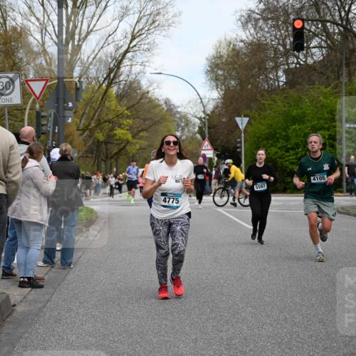 12.04.2026 - 45. Internationalen Wilhelmsburger Insellauf J. Mangold http://msf.ph/oto/9512135 12.04.2026 13:05:11 Ziel 5128, 5098, 5235, 5234, 5504, 2139, 3001, 2443, 5862, 5110, 4892, 5752, 3817, 5580, 2433, 5102, 5295, 3025, 3030, 5476, 4105, 3934, 3934, 5597, 5249, 5263, 5414, 4126, 3782, 3164, 4452, 4775, 4775, 5486, 4619, 3316, 4219, 5848 meine-sportfotos.de