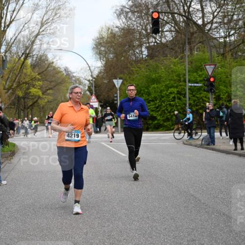 12.04.2026 - 45. Internationalen Wilhelmsburger Insellauf J. Mangold http://msf.ph/oto/9512163 12.04.2026 13:05:16 Ziel 3001, 2443, 5862, 5110, 4892, 5752, 3817, 5580, 2433, 5102, 5295, 3025, 3030, 5476, 4105, 3934, 5597, 5249, 5263, 5263, 5414, 4126, 3782, 3164, 4452, 4775, 5486, 4619, 3316, 3316, 4219, 5848 meine-sportfotos.de