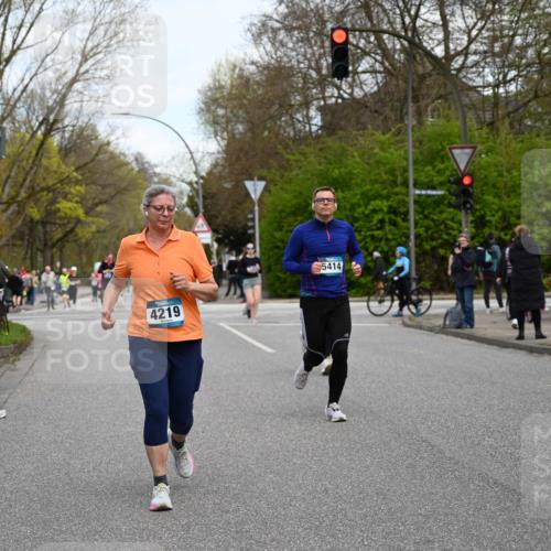 12.04.2026 - 45. Internationalen Wilhelmsburger Insellauf J. Mangold http://msf.ph/oto/9512168 12.04.2026 13:05:16 Ziel 3001, 2443, 5862, 5110, 4892, 5752, 3817, 5580, 2433, 5102, 5295, 3025, 3030, 5476, 4105, 3934, 5597, 5249, 5263, 5263, 5414, 4126, 3782, 3164, 4452, 4775, 5486, 4619, 3316, 3316, 4219, 5848 meine-sportfotos.de