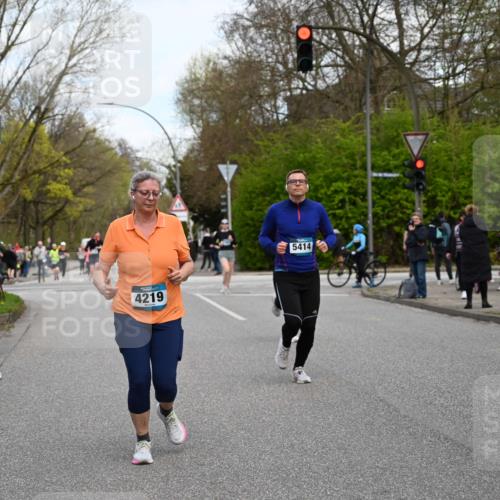 12.04.2026 - 45. Internationalen Wilhelmsburger Insellauf J. Mangold http://msf.ph/oto/9512169 12.04.2026 13:05:16 Ziel 3001, 2443, 5862, 5110, 4892, 5752, 3817, 5580, 2433, 5102, 5295, 3025, 3030, 5476, 4105, 3934, 5597, 5249, 5263, 5263, 5414, 4126, 3782, 3164, 4452, 4775, 5486, 4619, 3316, 3316, 4219, 5848 meine-sportfotos.de