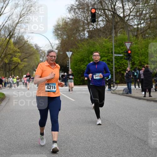 12.04.2026 - 45. Internationalen Wilhelmsburger Insellauf J. Mangold http://msf.ph/oto/9512172 12.04.2026 13:05:16 Ziel 3001, 2443, 5862, 5110, 4892, 5752, 3817, 5580, 2433, 5102, 5295, 3025, 3030, 5476, 4105, 3934, 5597, 5249, 5263, 5263, 5414, 4126, 3782, 3164, 4452, 4775, 5486, 4619, 3316, 3316, 4219, 5848 meine-sportfotos.de
