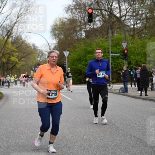 12.04.2026 - 45. Internationalen Wilhelmsburger Insellauf J. Mangold http://msf.ph/oto/9512174 12.04.2026 13:05:17 Ziel 5862, 5110, 4892, 5752, 3817, 5580, 2433, 5102, 5295, 3025, 3030, 5476, 4105, 3934, 5597, 5249, 5263, 5414, 5414, 4126, 3782, 3164, 4452, 4775, 5486, 4619, 3316, 4219, 5848, 2922 meine-sportfotos.de