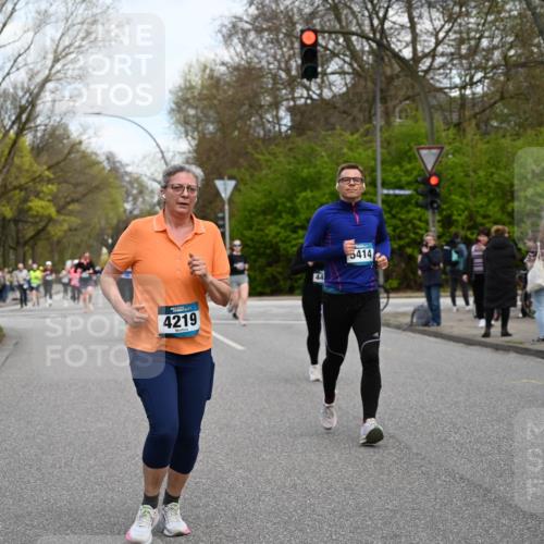 12.04.2026 - 45. Internationalen Wilhelmsburger Insellauf J. Mangold http://msf.ph/oto/9512175 12.04.2026 13:05:17 Ziel 5862, 5110, 4892, 5752, 3817, 5580, 2433, 5102, 5295, 3025, 3030, 5476, 4105, 3934, 5597, 5249, 5263, 5414, 5414, 4126, 3782, 3164, 4452, 4775, 5486, 4619, 3316, 4219, 5848, 2922 meine-sportfotos.de