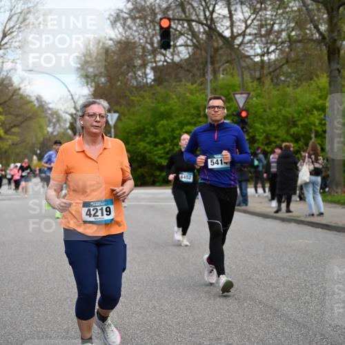 12.04.2026 - 45. Internationalen Wilhelmsburger Insellauf J. Mangold http://msf.ph/oto/9512179 12.04.2026 13:05:17 Ziel 5862, 5110, 4892, 5752, 3817, 5580, 2433, 5102, 5295, 3025, 3030, 5476, 4105, 3934, 5597, 5249, 5263, 5414, 5414, 4126, 3782, 3164, 4452, 4775, 5486, 4619, 3316, 4219, 5848, 2922 meine-sportfotos.de