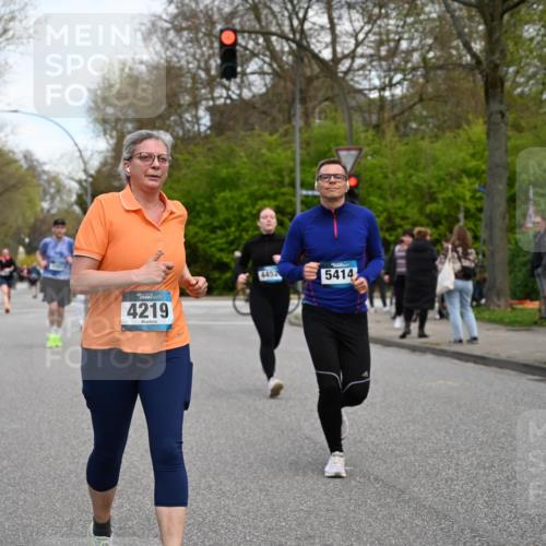 12.04.2026 - 45. Internationalen Wilhelmsburger Insellauf J. Mangold http://msf.ph/oto/9512181 12.04.2026 13:05:17 Ziel 5862, 5110, 4892, 5752, 3817, 5580, 2433, 5102, 5295, 3025, 3030, 5476, 4105, 3934, 5597, 5249, 5263, 5414, 5414, 4126, 3782, 3164, 4452, 4775, 5486, 4619, 3316, 4219, 5848, 2922 meine-sportfotos.de