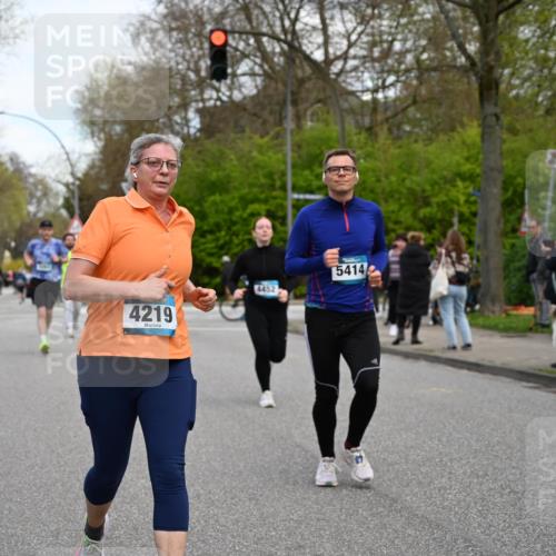 12.04.2026 - 45. Internationalen Wilhelmsburger Insellauf J. Mangold http://msf.ph/oto/9512182 12.04.2026 13:05:17 Ziel 5862, 5110, 4892, 5752, 3817, 5580, 2433, 5102, 5295, 3025, 3030, 5476, 4105, 3934, 5597, 5249, 5263, 5414, 5414, 4126, 3782, 3164, 4452, 4775, 5486, 4619, 3316, 4219, 5848, 2922 meine-sportfotos.de