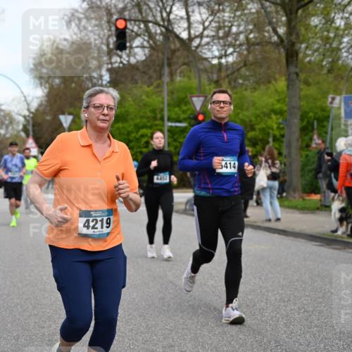 12.04.2026 - 45. Internationalen Wilhelmsburger Insellauf J. Mangold http://msf.ph/oto/9512184 12.04.2026 13:05:17 Ziel 5862, 5110, 4892, 5752, 3817, 5580, 2433, 5102, 5295, 3025, 3030, 5476, 4105, 3934, 5597, 5249, 5263, 5414, 5414, 4126, 3782, 3164, 4452, 4775, 5486, 4619, 3316, 4219, 5848, 2922 meine-sportfotos.de