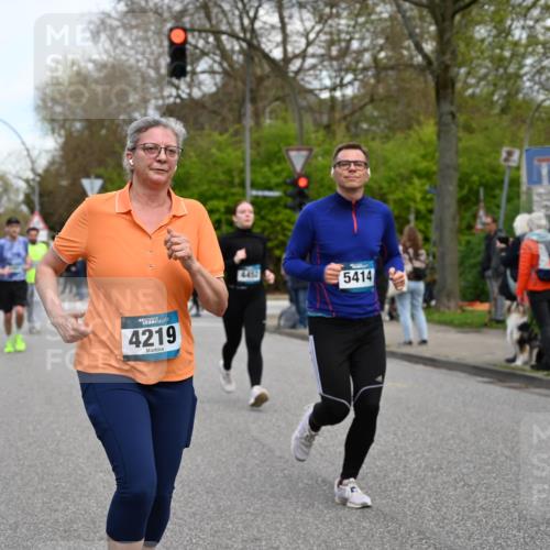 12.04.2026 - 45. Internationalen Wilhelmsburger Insellauf J. Mangold http://msf.ph/oto/9512185 12.04.2026 13:05:17 Ziel 5862, 5110, 4892, 5752, 3817, 5580, 2433, 5102, 5295, 3025, 3030, 5476, 4105, 3934, 5597, 5249, 5263, 5414, 5414, 4126, 3782, 3164, 4452, 4775, 5486, 4619, 3316, 4219, 5848, 2922 meine-sportfotos.de